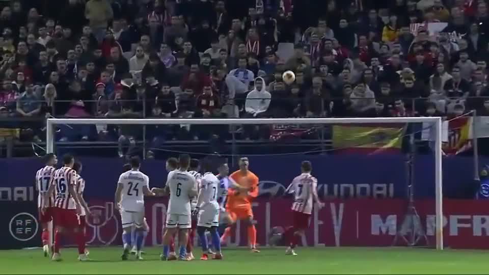 跟队：麦迪逊赛后拄拐穿过混合采访区，神情十分沮丧