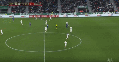 每体：莱万首选与巴萨续约，但也已开始研究其它联赛的报价